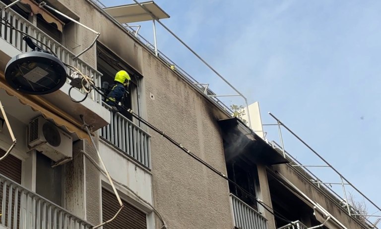 Αθήνα: Φωτιά σε διαμέρισμα