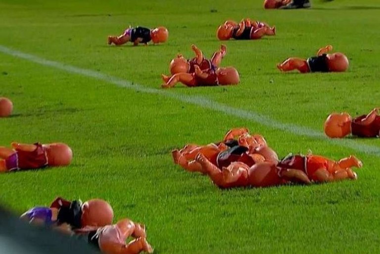 Οπαδοί της Ροσάριο πέταξαν φουσκωτές κούκλες με φανέλες της Νιούελς στο γήπεδο (vid)