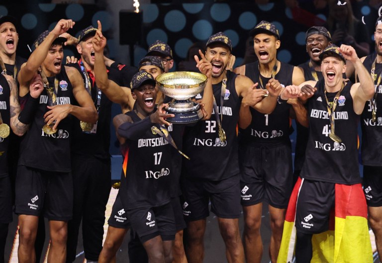 Η απονομή του τροπαίου στην