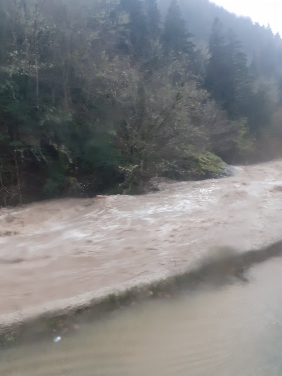 Φούσκωσε ο Ασπροπόταμος