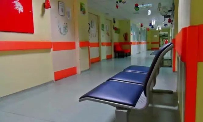 Στη ΜΕΘ με εγκεφαλίτιδα