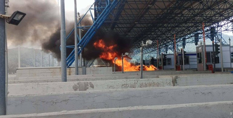 Φωτιά σε αυτοκίνητο στα διόδια της Τραγάνας  Κάηκε ολοσχερώς