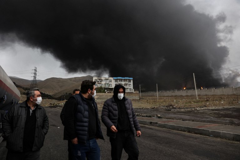 ΠΟΥ: Προειδοποιεί για κινδύνους στην υγεία από  τη μαύρη βροχή στο Ιράν