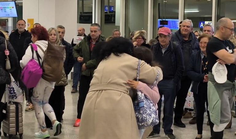 Συγκινητικές στιγμές τα μεσάνυχτα στο Ελ. Βενιζέλος  Επαναπατρίστηκαν 450 Έλληνες από το Ντουμπάι