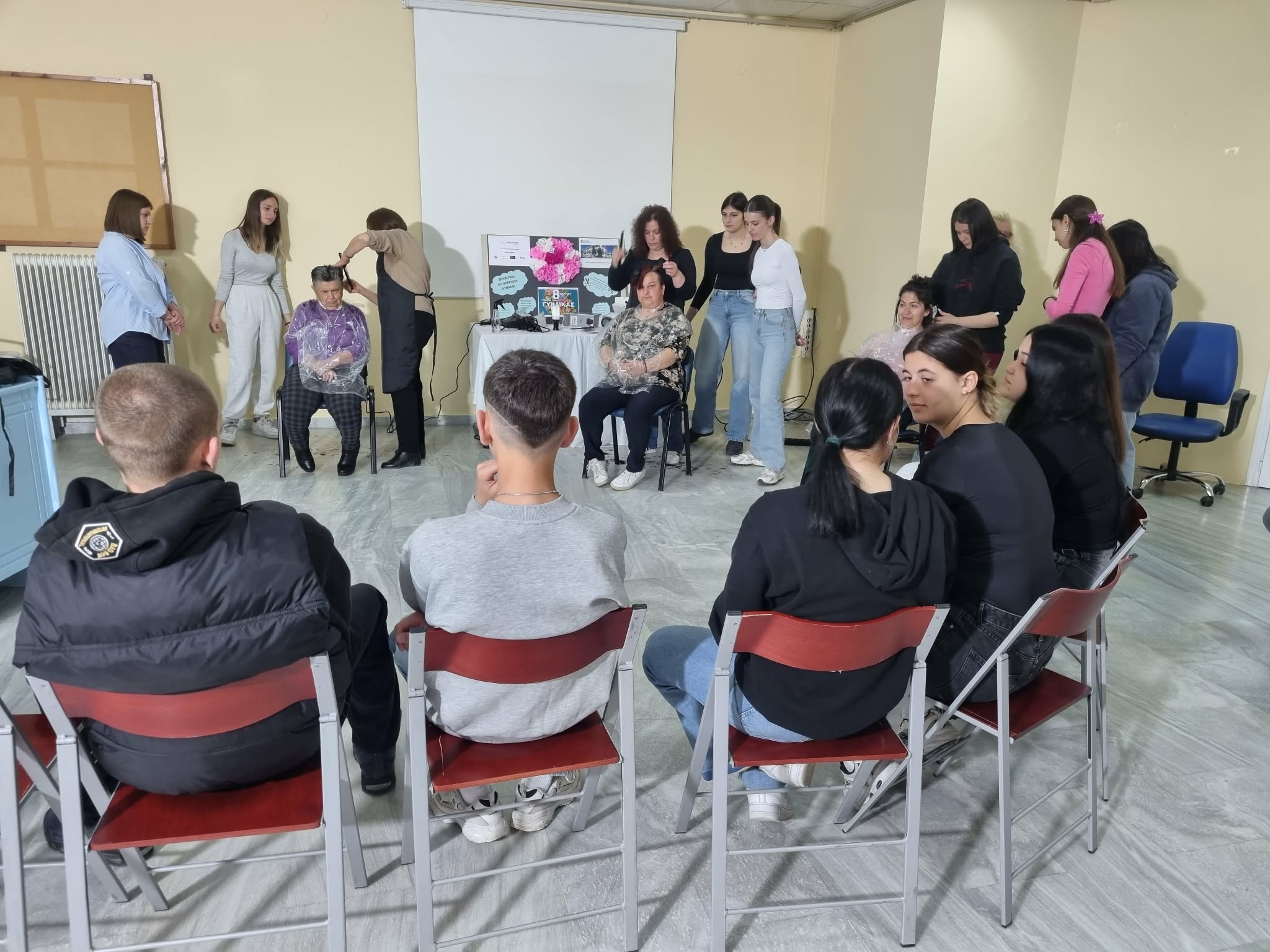 Ελασσόνα: Μαθητές κομμωτικής του 1ου ΕΠΑΛ φρόντισαν γυναίκες της τρίτης ηλικίας στο πλαίσιο δράσης για την Ημέρα της Γυναίκας