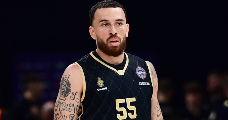 Πονάς επειδή έχασες: Η απάντηση του Τζέιμς σε οπαδό του Ολυμπιακού (pic)