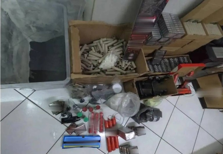 Άγιος Δημήτριος: Συνελήφθησαν 16χρονος και ο πατέρας του  Έκανε το παιδικό δωμάτιο εργαστήριο για κροτίδες