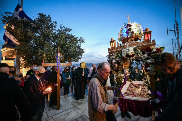 Γιατί περνάμε κάτω από τον
