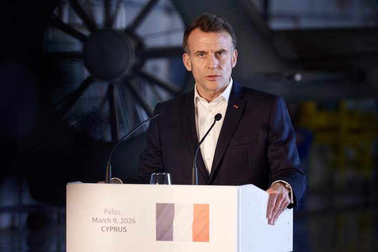 Στη Σούδα ο Μακρόν  Τον υποδέχθηκε ο Δένδιας, θα επιθεωρήσει το αεροπλανοφόρο Σαρλ Ντε Γκωλ