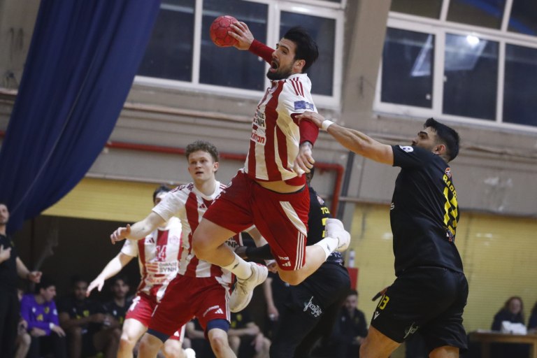 Ολυμπιακός  ΑΕΚ 32-26: Πήρε το ντέρμπι και αγκάλιασε την πρωτιά και το πλεονέκτημα!