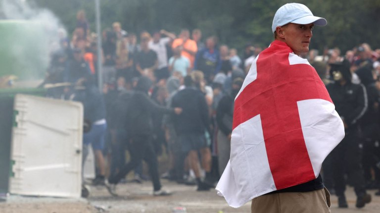 O Στάρμερ παραδίδει την