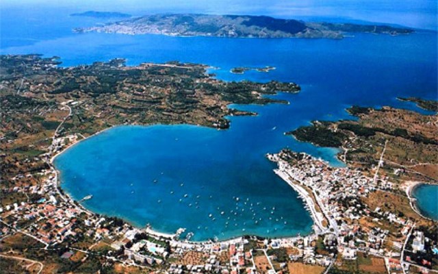 Στη Βουλή καταγγελίες - καταπέλτης για τις βίλες της Amanzoe στο Πόρτο Χέλι