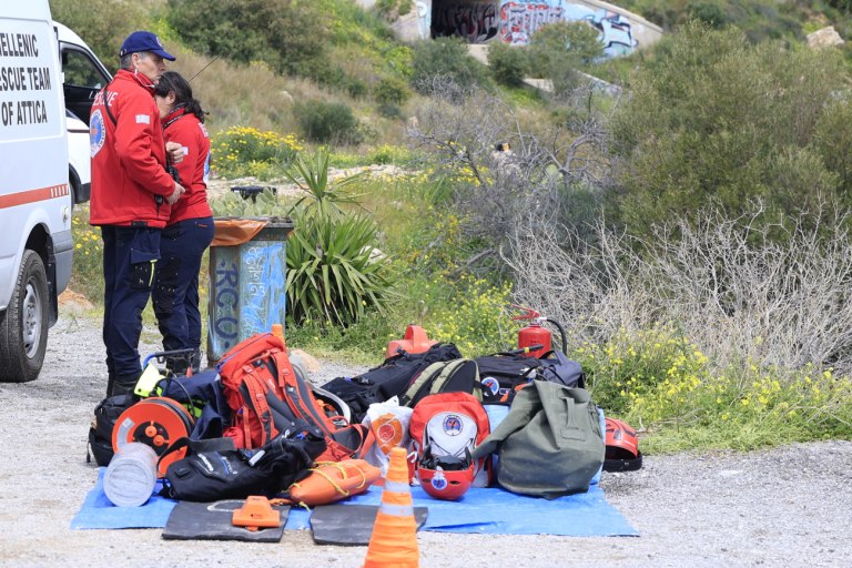 Βουλιαγμένη: Σε εξέλιξη η επιχείρηση ανάσυρσης της σορού του 34χρονου δύτη από το Πηγάδι του Διαβόλου