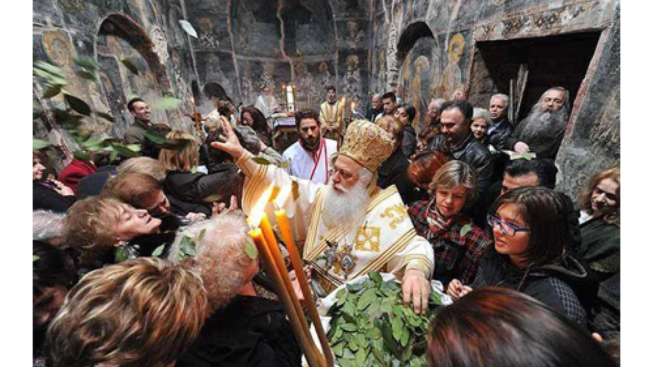 Μεγάλο Σάββατο στην Ελλάδα: Πρώτη Ανάσταση και Έθιμα