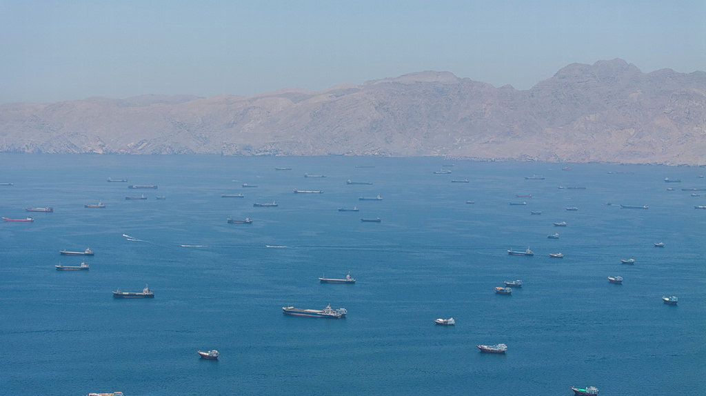 Ιράν: Αμερικανικό πλήγμα σε φορτηγό πλοίο στα Στενά του Ορμούζ