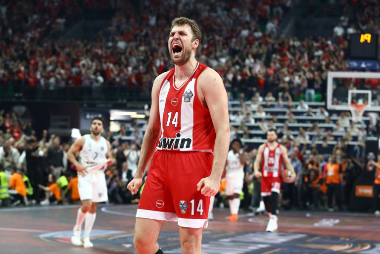 Ξέσπασμα πανηγυρισμών στο «Telekom Center» για τον πρωταθλητή Ευρώπης Ολυμπιακό (vids)