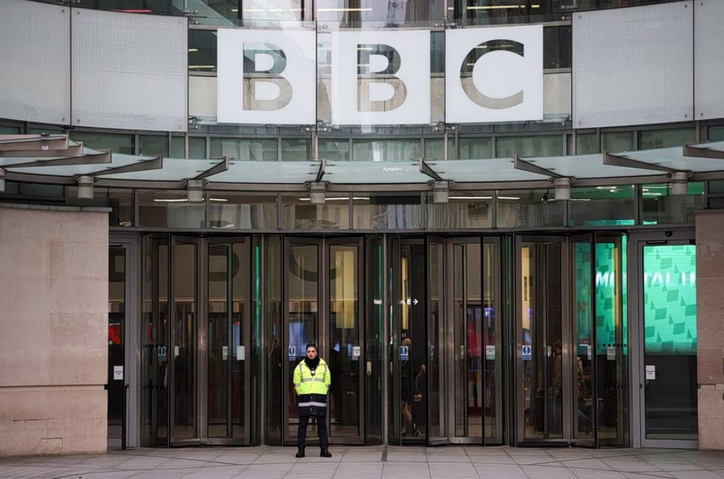 Το BBC «κόβει» 550 θέσεις εργασίας μέχρι τον Μάρτιο του 2027 – Τι οδήγησε στην απόφαση