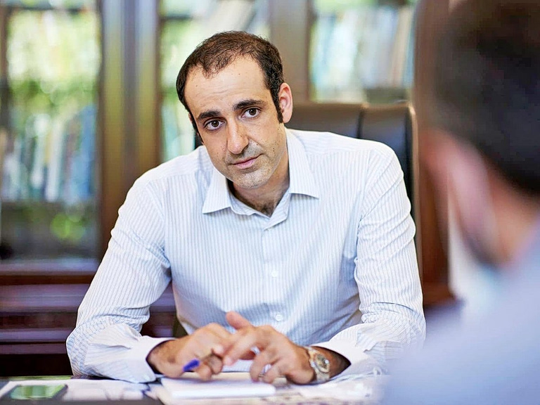 Για ποια «ασφάλεια» θα μιλήσει ο Γρηγόρης Δημητριάδης και με ποια ιδιότητα θεωρείται ισότιμος, πρώην πρωθυπουργών, υπουργών (που παρακολουθούσε) και άλλων αξιωματούχων;