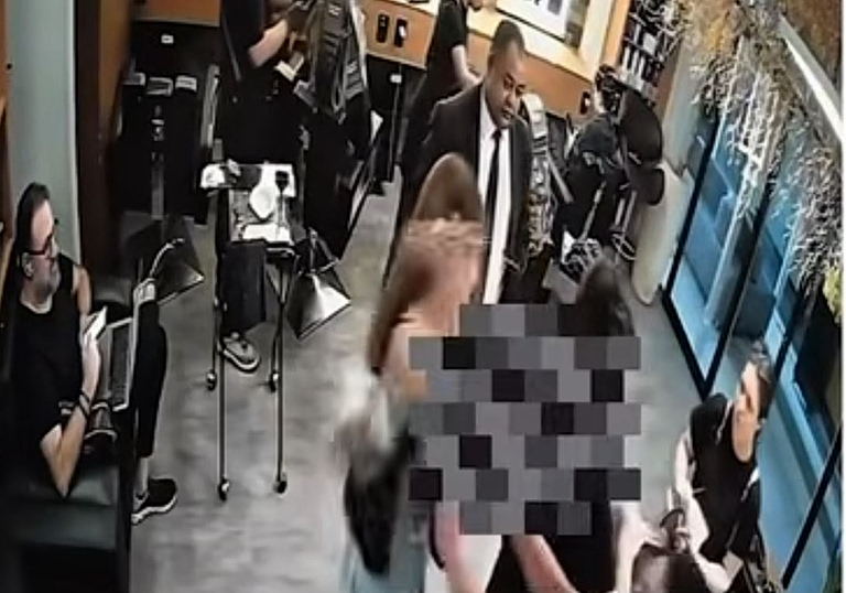 Βίντεο σοκ: Γυναίκα μαχαίρωσε κομμωτή η γιατί… δεν της άρεσε το κούρεμά της