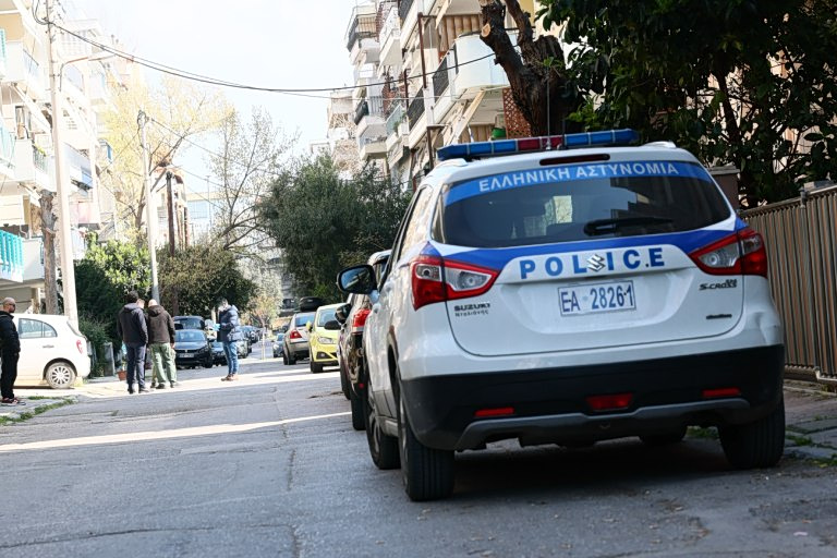 Περιστέρι: Στο νοσοκομείο παραμένουν τα έξι παιδιά που ζούσαν σε σπίτι τρώγλη – Χειροπέδες στους γονείς για παραμέληση