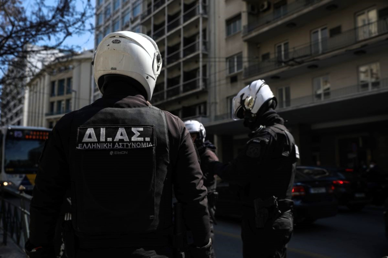 Πετράλωνα: Συνελήφθη 52χρονος που έδειχνε τα γεννητικά του όργανα σε περαστικούς – Εμφανίζεται ως κληρικός στα social media