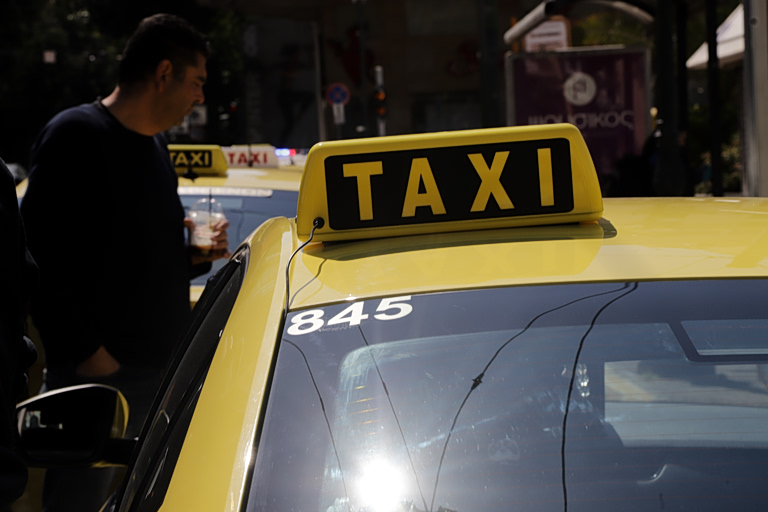 «Παγώνει» η υποχρεωτική απόσυρση παλαιών ταξί