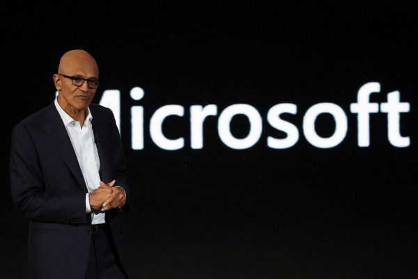 Ναντέλα (Microsoft): Δεν μπορούμε να αφήσουμε τους γίγαντες της AI να καταβροχθίσουν την οικονομία
