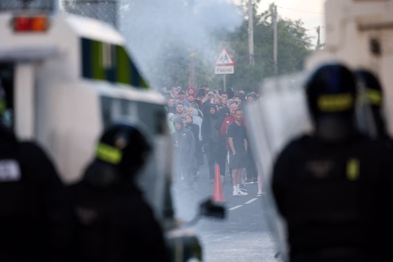 Μπέλφαστ: Ακροδεξιοί κουκουλοφόροι πετούν πέτρες κατά αστυνομικών – Κανόνι νερού χρησιμοποιεί η αστυνομία