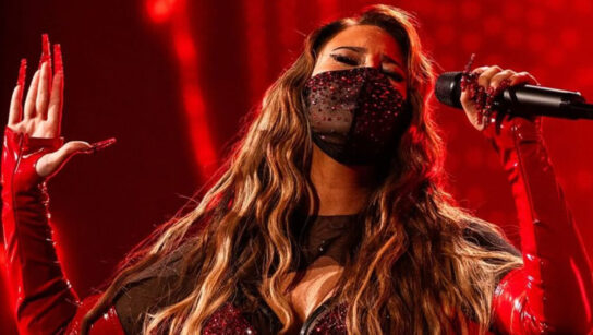 Eurovision 2026: Γιατί η εκπρόσωπος της Σουηδίας, Felicia Eriksson φοράει μάσκα στη σκηνή;