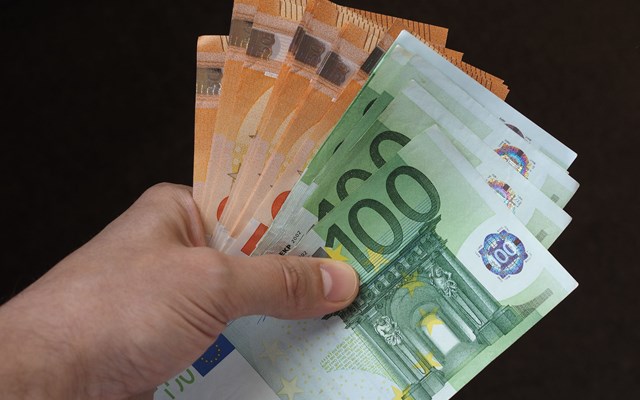 Cash is King: Παρά την άνοδο των ηλεκτρονικών συναλλαγών, τα μετρητά αυξήθηκαν