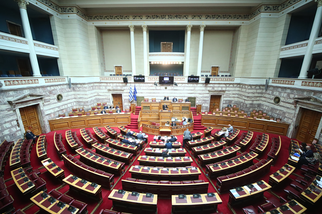 Βουλή: Κατατέθηκε το νομοσχέδιο «Εφαρμογή του Συμφώνου για τη Μετανάστευση και το Άσυλο»