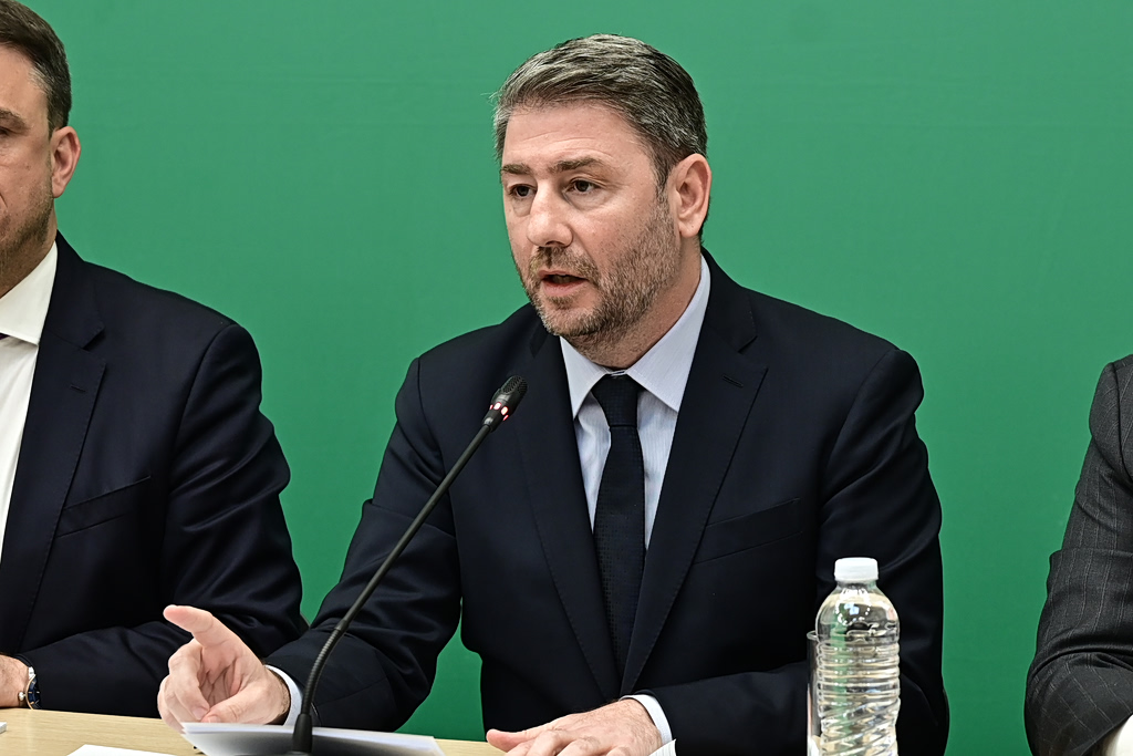ΠΑΣΟΚ: Υψηλοί τόνοι με το βλέμμα στον Τσίπρα