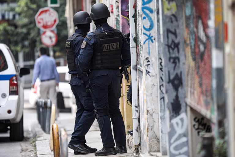 Αττική: Σε εξέλιξη μεγάλη αστυνομική επιχείρηση για ναρκωτικά και όπλα – Οκτώ συλλήψεις