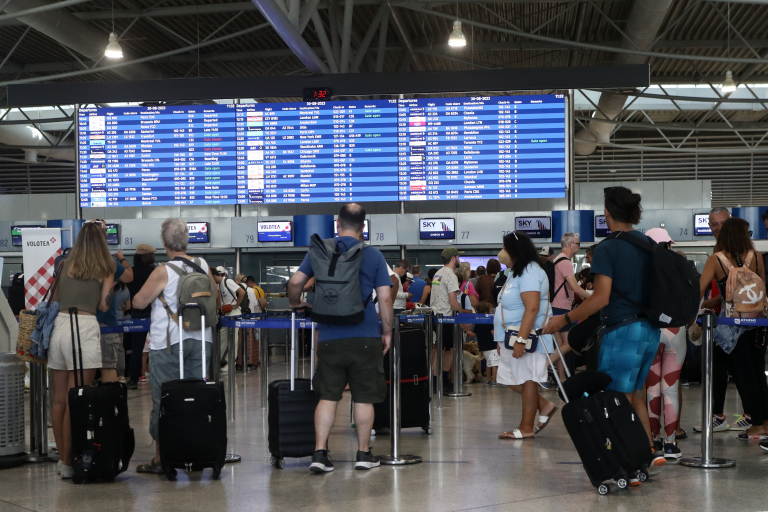 Ελεγκτές εναέριας κυκλοφορίας: Αν η διοίκηση εκπλήρωνε τις υποχρεώσεις της, η ταλαιπωρία θα είχε αποφευχθεί
