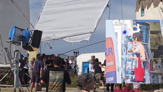 Με τεράστιες μαύρες ομπρέλες οι security προστατεύουν την Lily Collins στα γυρίσματα του «Emily in Paris» στους ανεμόμυλους