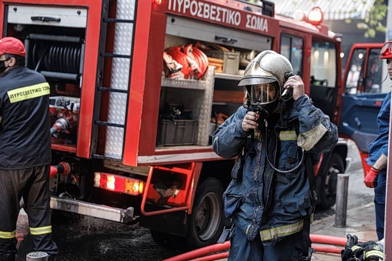 Θεσσαλονίκη: Παρανάλωμα του πυρός μοτοσικλέτα – Ζημιές σε δύο αυτοκίνητα