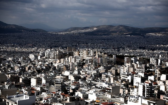Πώς θα εφαρμοστεί η κοινωνική αντιπαροχή – Τι αναλαμβάνουν οι ιδιώτες στα ακίνητα που θα πάρουν από το κράτος