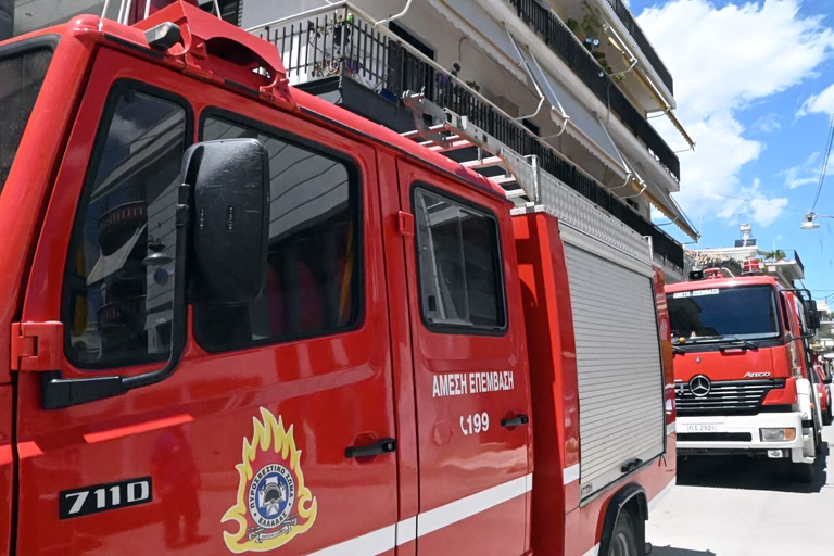 Πανικός στη Θεσσαλονίκη: Πυρκαγιά σε διαμέρισμα στη Λεωφόρο Στρατού πάνω από βενζινάδικο