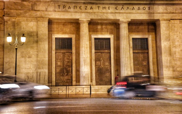 Σχεδόν το 50% των εισοδημάτων των Ελλήνων αντιστοιχεί σε τραπεζικά χρέη