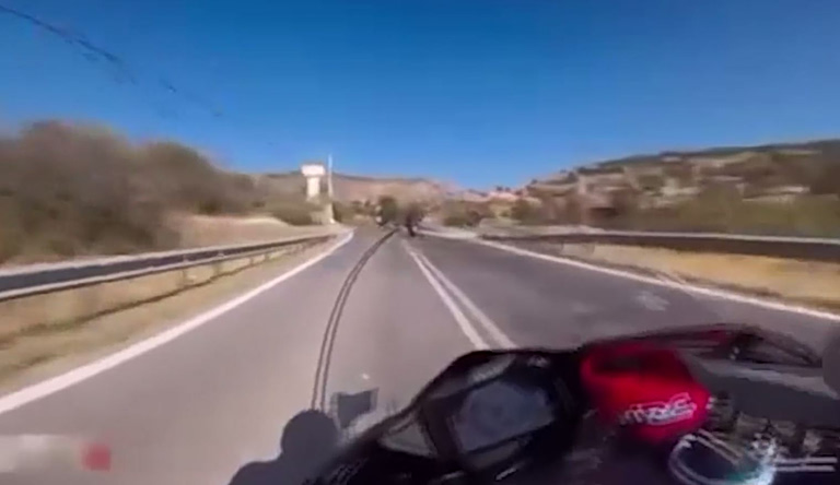 Ετρεχε με 240 χλμ/ώρα στην παλαιά ΕΟ Ελευσίνας-Θήβας – Πώς ταυτοποιήθηκε ο 37χρονος οδηγός μηχανής