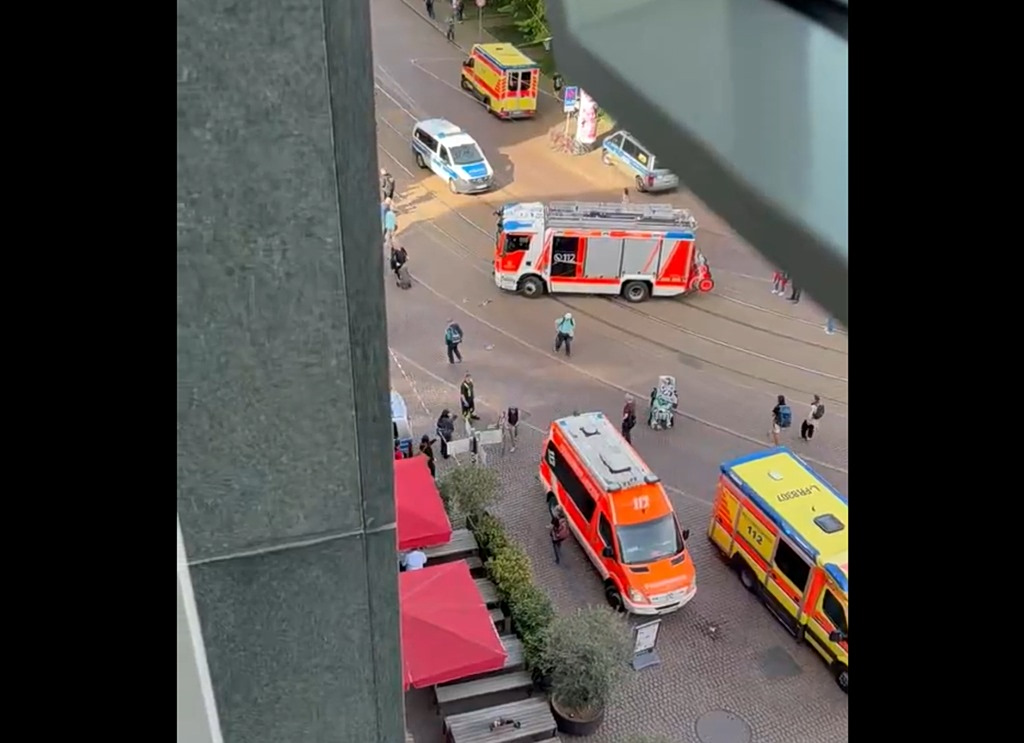 Συναγερμός στη Λειψία της Γερμανίας: Αυτοκίνητο έπεσε πάνω σε πλήθος – Αναφορές για πολλά θύματα (video)