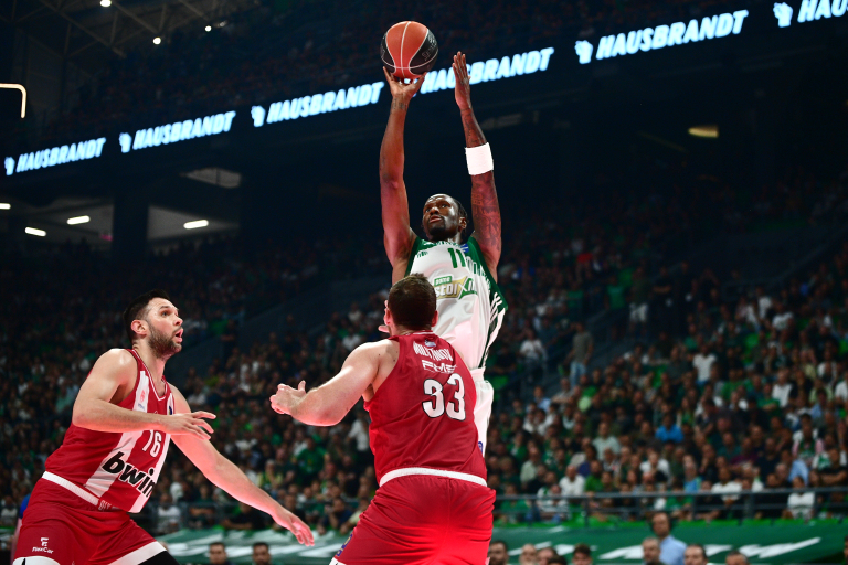 Παναθηναϊκός – Ολυμπιακός 68-58: Οι «πράσινοι» έκαναν τον 1-1 με οδηγό τον Χέιζ-Ντέιβις