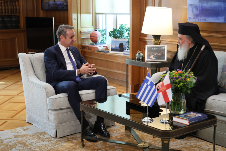 Συνάντηση του Κυριάκου Μητσοτάκη με τον πατριάρχη Θεόφιλο και στο βάθος… Τραμπ