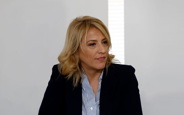 Ρ.  Δούρου σε Φάμελλο: Μας πετάτε στα σκυλιά και δεν μας πρέπει