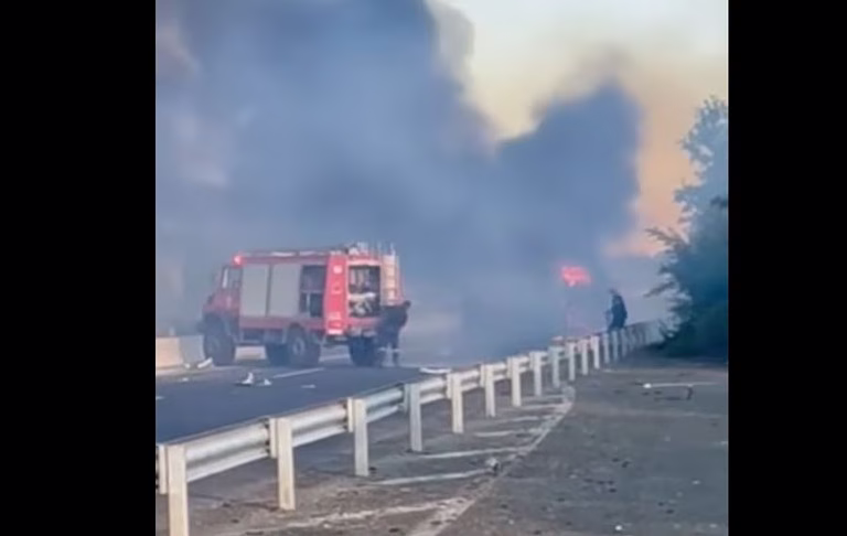 Φορτηγό ανατράπηκε στην εθνική οδό Αθηνών – Θεσσαλονίκης και τυλίχθηκε στις φλόγες