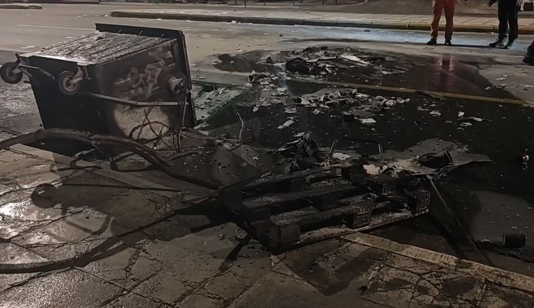 Φωτιά σε κάδους στη λεωφόρο Αλεξάνδρας – Διακόπηκε για λίγο η κυκλοφορία