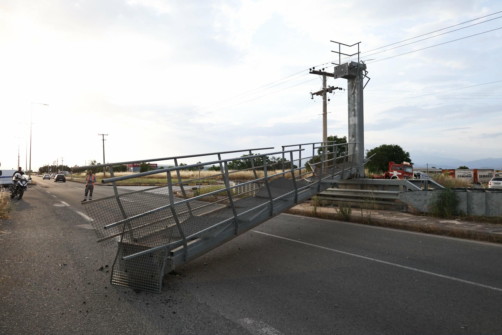 Φορτηγό γκρέμισε μεταλλική εγκατάσταση πινακίδας στην οδό Βόλου -Τραυματίστηκε ελαφρά ο οδηγός