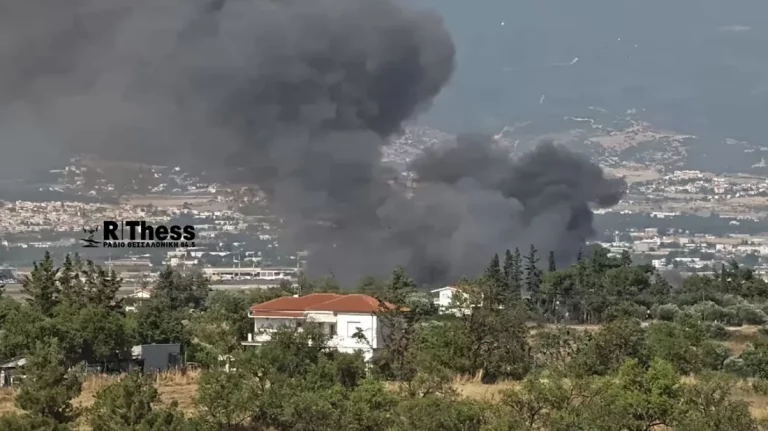 Θεσσαλονίκη: Φωτιά στα Τσαΐρια – Ήχησε το 112 για τους καπνούς «κλείστε πόρτες και παράθυρα»