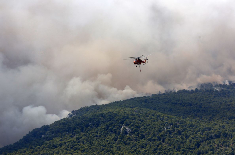 Φωτιά στα Μέθανα: Στη μάχη τέσσερα αεροσκάφη και ένα ελικόπτερο