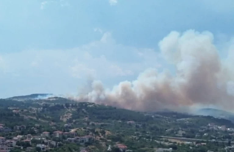 Απειλεί τα πρώτα σπίτια η φωτιά στο Δερβένι Θεσσαλονίκης – Εντοπίστηκε σορός – Ηχησε το 112 και στα Εξαμίλια Κορινθίας